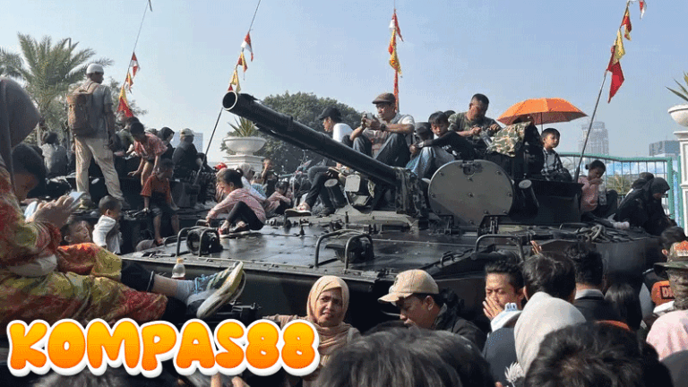 HUT ke-80 TNI di Monas: Warga Senang Bisa Naik Tank hingga Berfoto dengan Prajurit